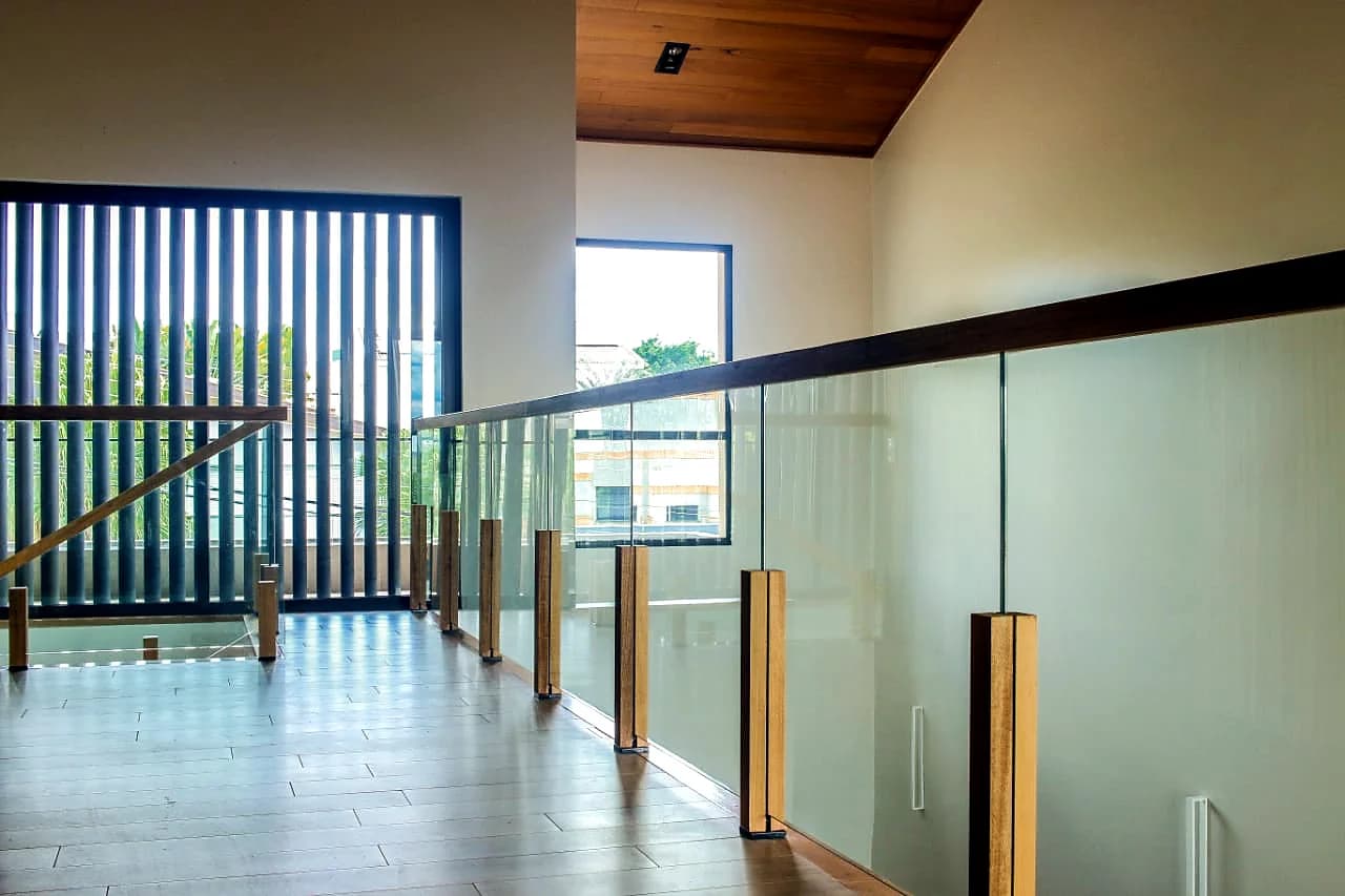 Residence I: vista principal da obra com esquadrias de alumínio