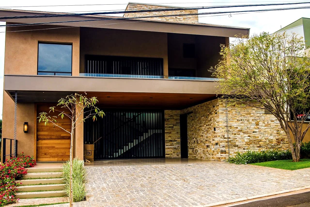 Fachada residencial integrada a esquadrias pretas