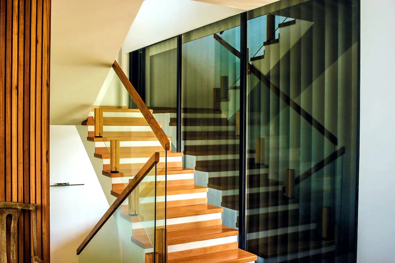 Guarda-corpo de vidro integrado a escada residencial