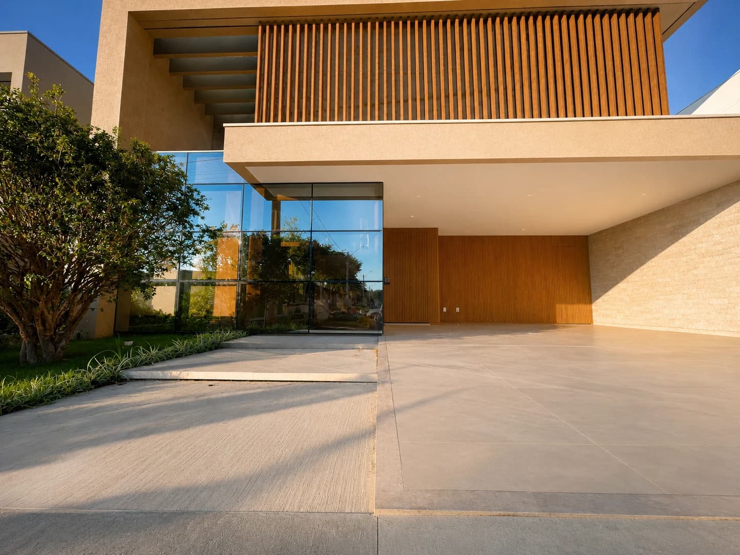 Fachada residencial com painel ripado e porta mimetizada integrada à arquitetura